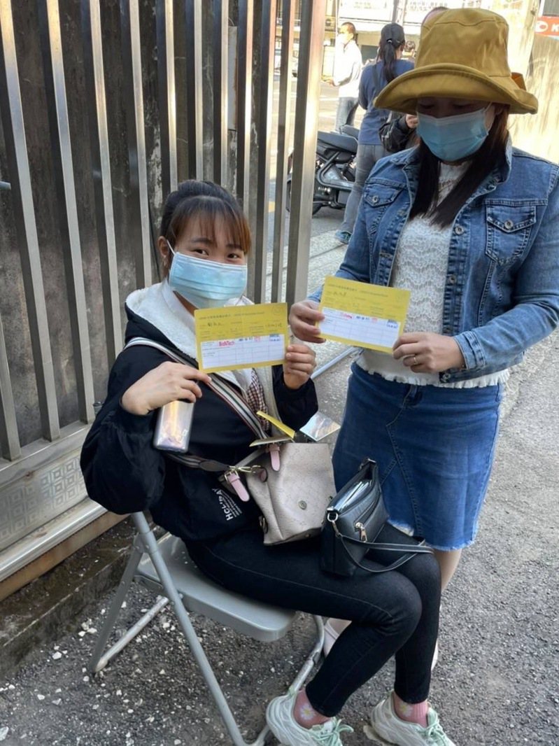 The Changhua Special Task Force of the Immigration Department of the Ministry of the Interior has set up a quick fight station. In the past few days, 570 migrant workers have been vaccinated.  Photo/Provided by Changhua Special Team