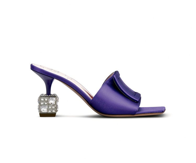 Roger Vivier Cube Strass帝王紫緞面低跟涼鞋，62,000元。圖／迪生提供