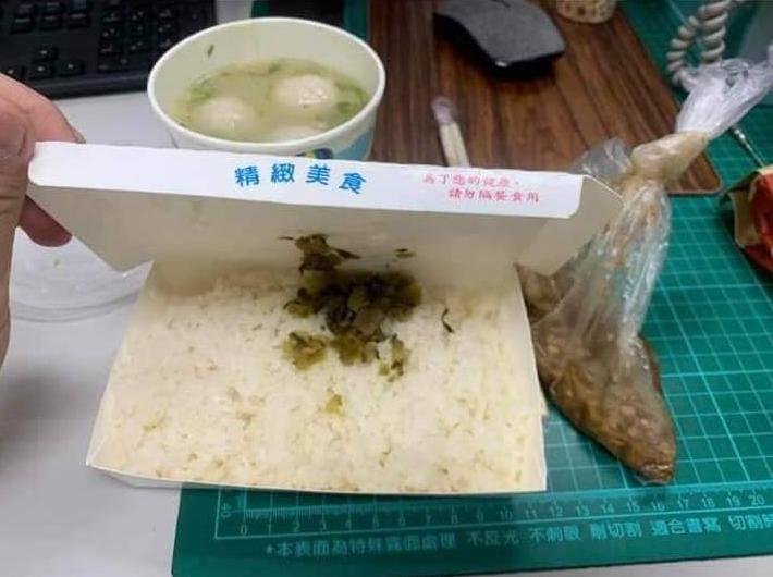竹市警局有基層員警在臉書社團分享80元便當菜色，竟然只有白飯、滷汁和一碗魚丸湯，讓網友們傻眼。記者王駿杰／取自臉書社團
