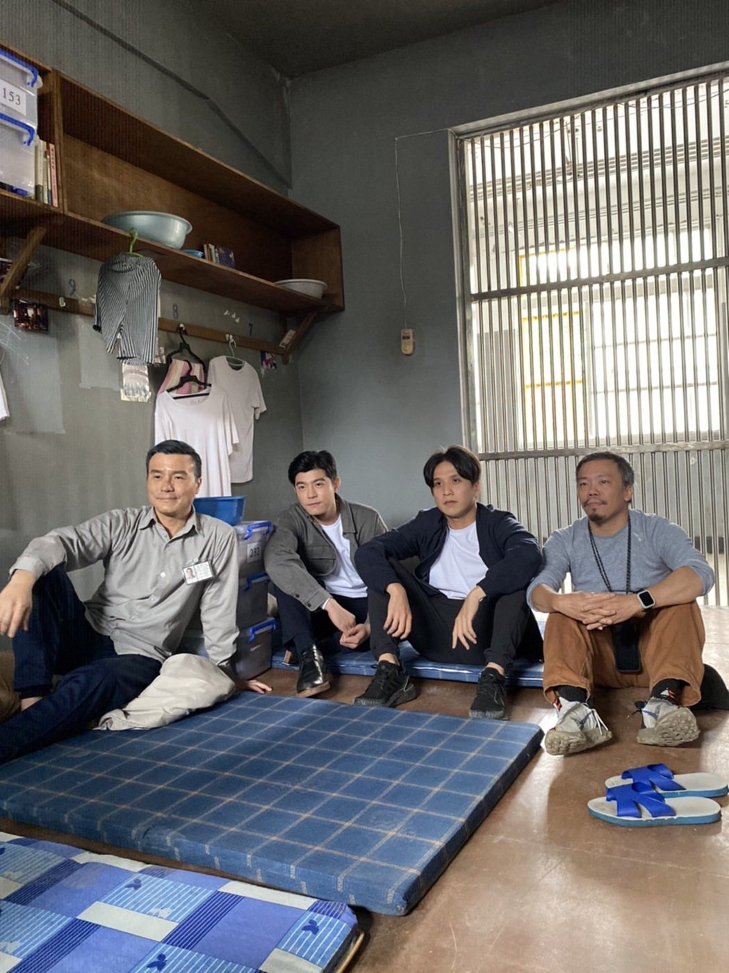 李銘忠（左起）、王柏傑、導演洪子烜、蕭力修深入牢房內拍戲。記者陳慧貞／攝影