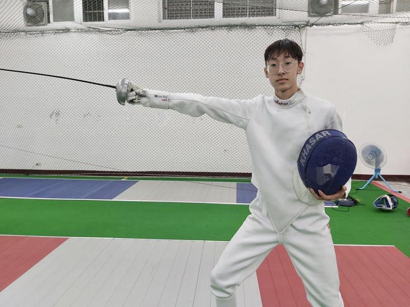 來自蒙古的萌克加入擊劍隊2年半，曾獲全中運國中組男子銳劍團體賽第3名，今年更奪第1名。記者朱冠諭／攝影