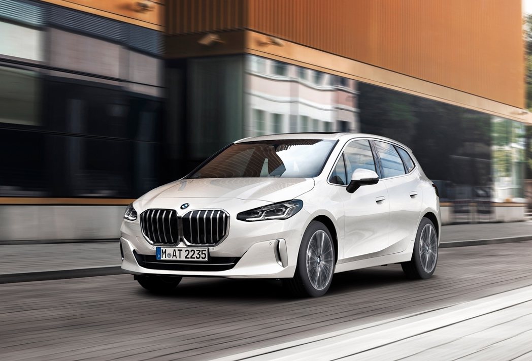 全新世代BMW 2系列Active Tourer在外型上展現充滿設計感的現代幾何美學，以更顯大器的車頭造型設計與俐落流線的車身線條為車輛注入充滿都會感的運動風格。 圖／汎德提供