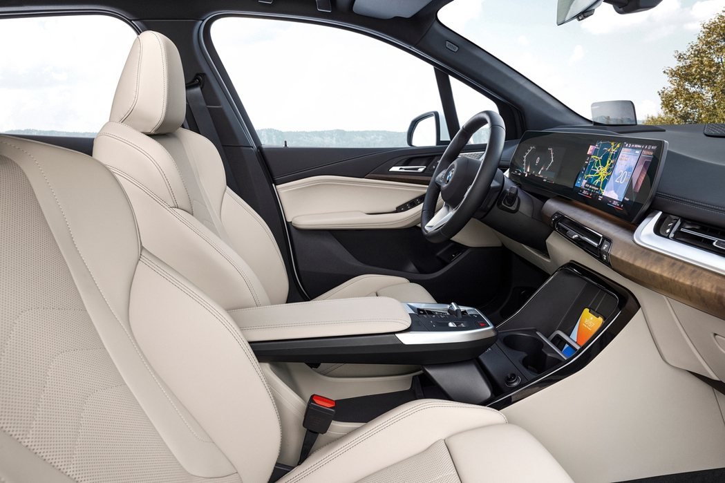 全新世代BMW 2系列Active Tourer具備更為寬敞的五人舒適座艙與開闊...