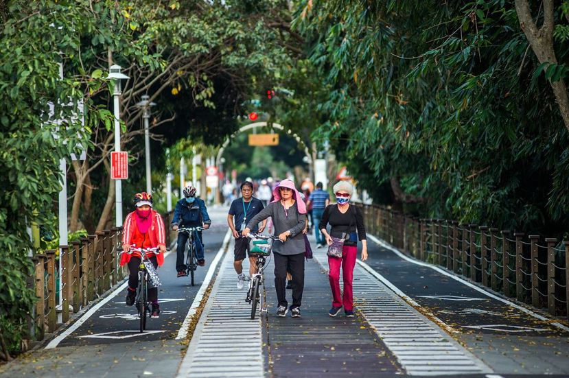 嘉義市嘉油鐵馬道，中間為人行木棧道，兩側為自行車道。 圖／嘉義市政府提供