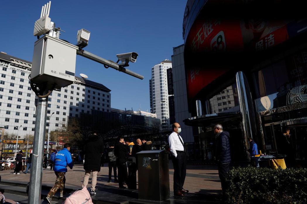 據悉中國特產的AI監控設備近年曾經外銷到六十多個國家。圖為北京街頭之監視器。 圖／路透社
