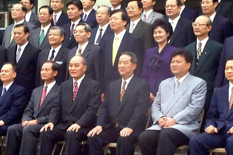 1998年12月14日台灣省政會議進行精省前最後一次議程，會議後省長宋楚瑜與各廳處首長一同在省府辦公大樓前合照。圖／聯合報系資料照片
