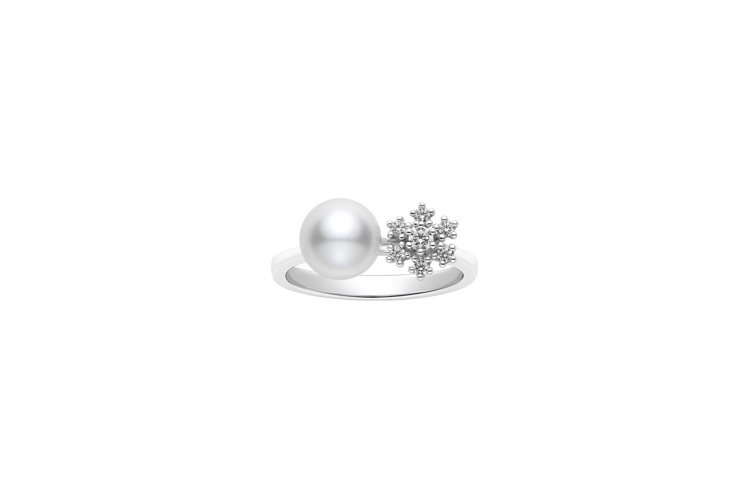 MIKIMOTO 雪花造型珍珠鑽戒，18K白金鑲嵌鑽石，搭配約7.50毫米日本Akoya珍珠，55,000元。圖／MIKIMOTO提供