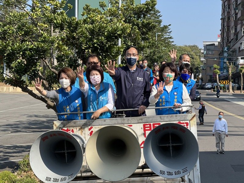 國民黨主席朱立倫、副主席黃敏惠市長站在戰車上掃街。記者李宗祐／翻攝