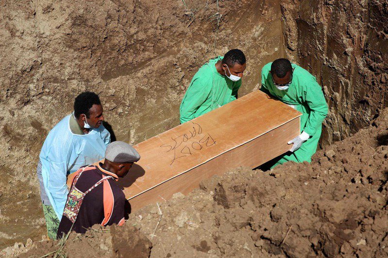 巴布亞紐幾內亞民眾8日埋葬感染新冠肺炎死者。法新社