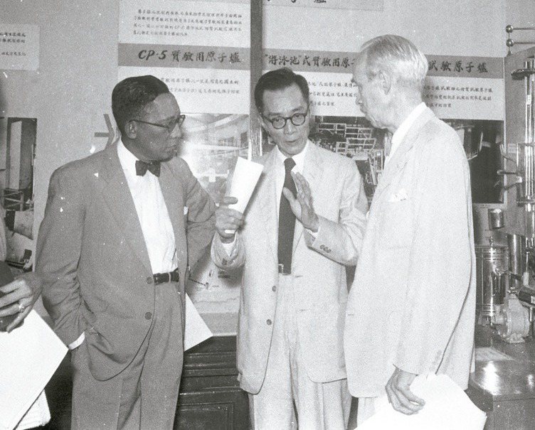 1956年，原子能和平用途展在台灣省立博物館開幕，梅貽琦博士(中)說明原子爐構造及用法。（圖／本報資料照片）
