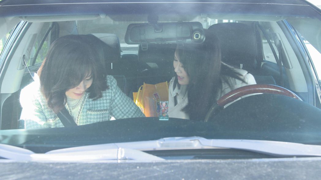 「黃金歲月」中，陳妍安（右）為救陳美鳳，2人在車上猛扯安全帶，場面緊張。圖／民視...