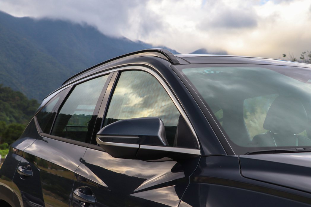 大改款Hyundai Tucson L車側另一個特點是鍍鉻飾條自後視鏡外蓋起，一...