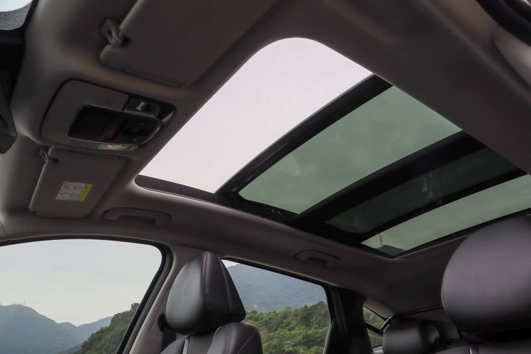 大改款Hyundai Tucson L頂規車型標配全景玻璃天窗。 記者黃俐嘉／攝...