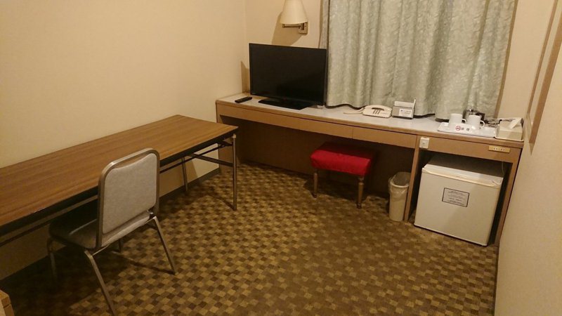 網友住進一晚只要1500日幣且含稅的飯店房間，但需自備睡袋。圖擷自@tetsu_yan 推特