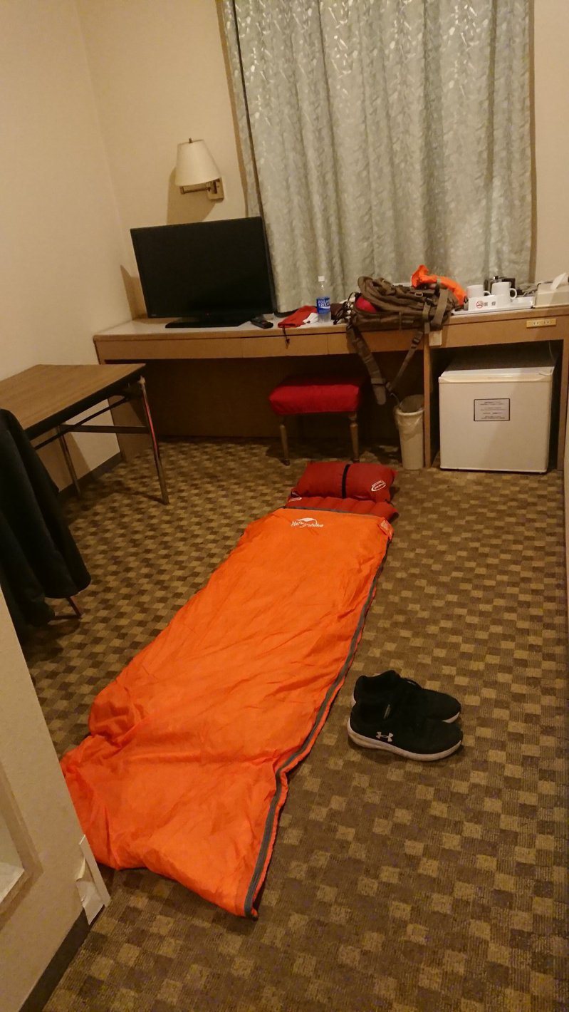 网友住进一晚只要1500日币且含税的饭店房间，但需自备睡袋。图撷自@tetsu_yan 推特(photo:UDN)