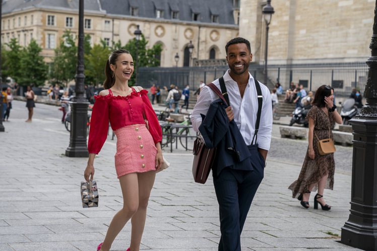 《艾蜜莉在巴黎2》拍攝花絮照。圖／Netflix提供