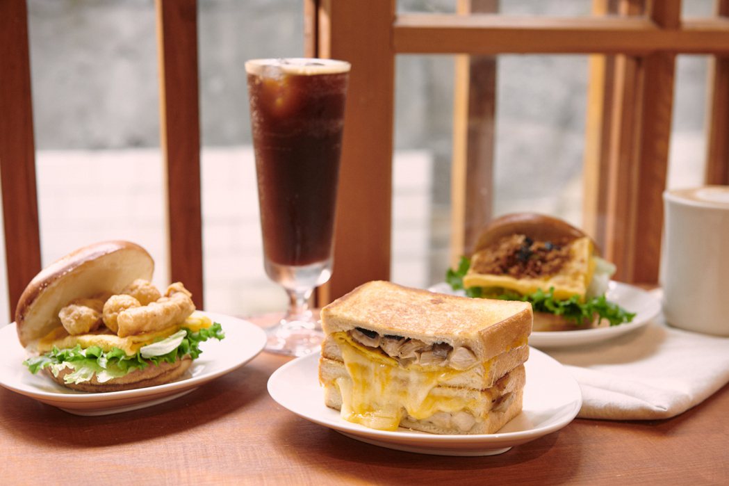 大豐魚丸雙鮮蛋堡（左）、松露嫩蛋炒菇起司三明治（中）。 圖／tokyobike ...