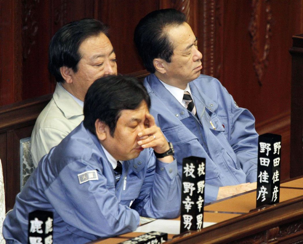 圖為2011年3月31日時任內閣官房長官的枝野幸男（左），以及時任財務大臣的野田...