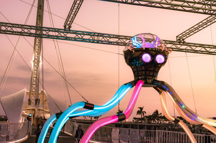 「2022台灣燈會」作品之一的《大海怪幻想曲》位於駁二藝術特區，只要打擊鐵桶鼓面即可看見炫彩燈光效果。圖／高雄市文化局提供