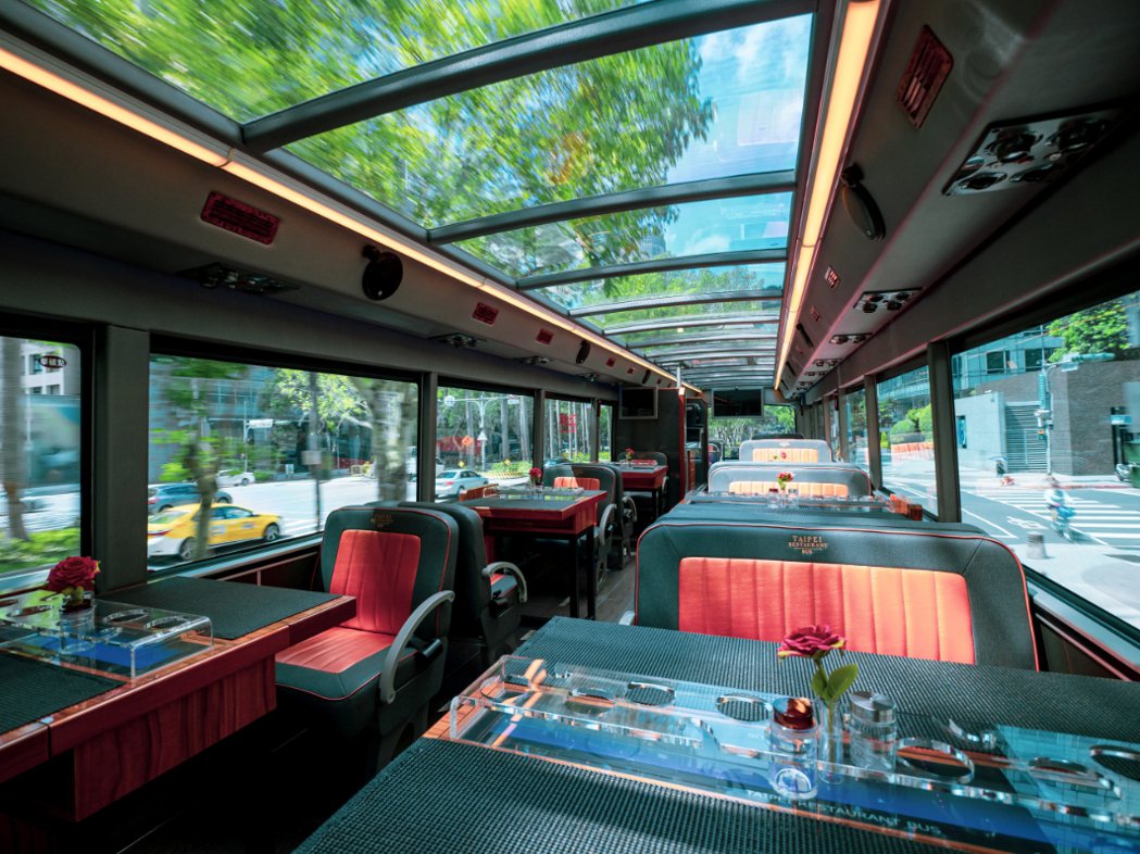 雙層觀光餐車內整片透明的「車頂天窗」，讓人能以180度的視角飽覽城市美景。圖／台...