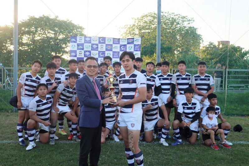 台南市長榮中學在全國橄欖球聯賽奪得冠軍，校長許德勝（前左）及總教練林家偉和球員在台北百齡球場留下光榮紀錄。圖／長榮中學提供