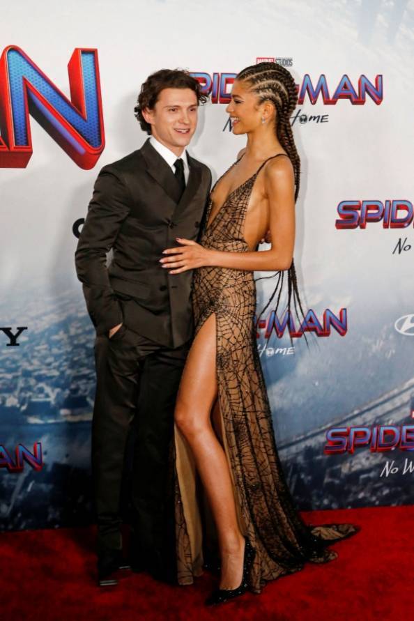 湯姆霍蘭德（左）與緋聞女友辛蒂亞出席「蜘蛛人：無家日」洛杉磯首映會，全程互動甜蜜。（路透）