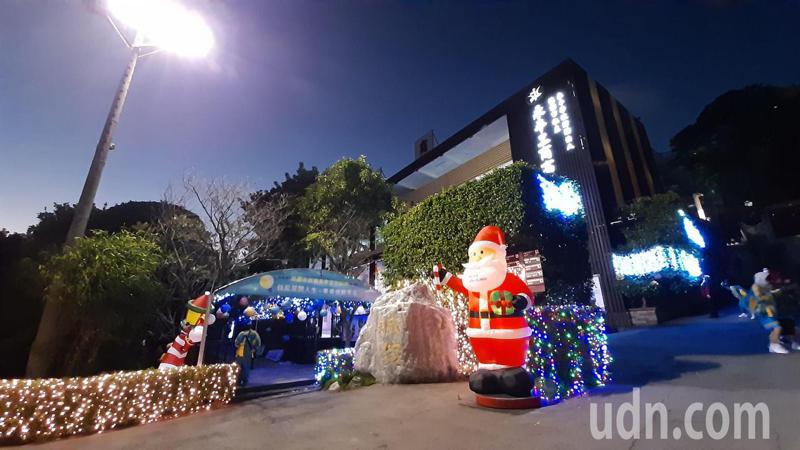 聖誕節即將到來，桃園楊梅區永平工商也在校園各個角落佈置聖誕主題燈飾及布景。記者翁唯真／攝影
