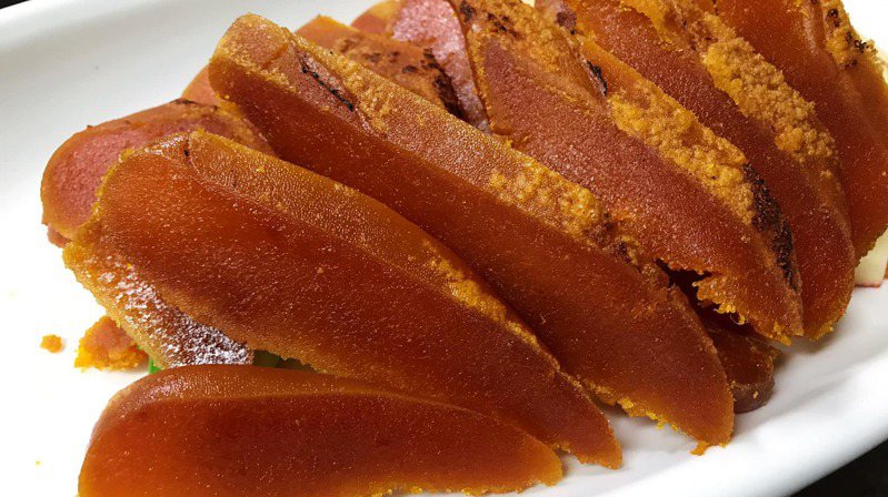 好的烏魚子厚薄一致，呈現深橘紅色，口感香Q且鹹淡適中。圖／游志豪提供