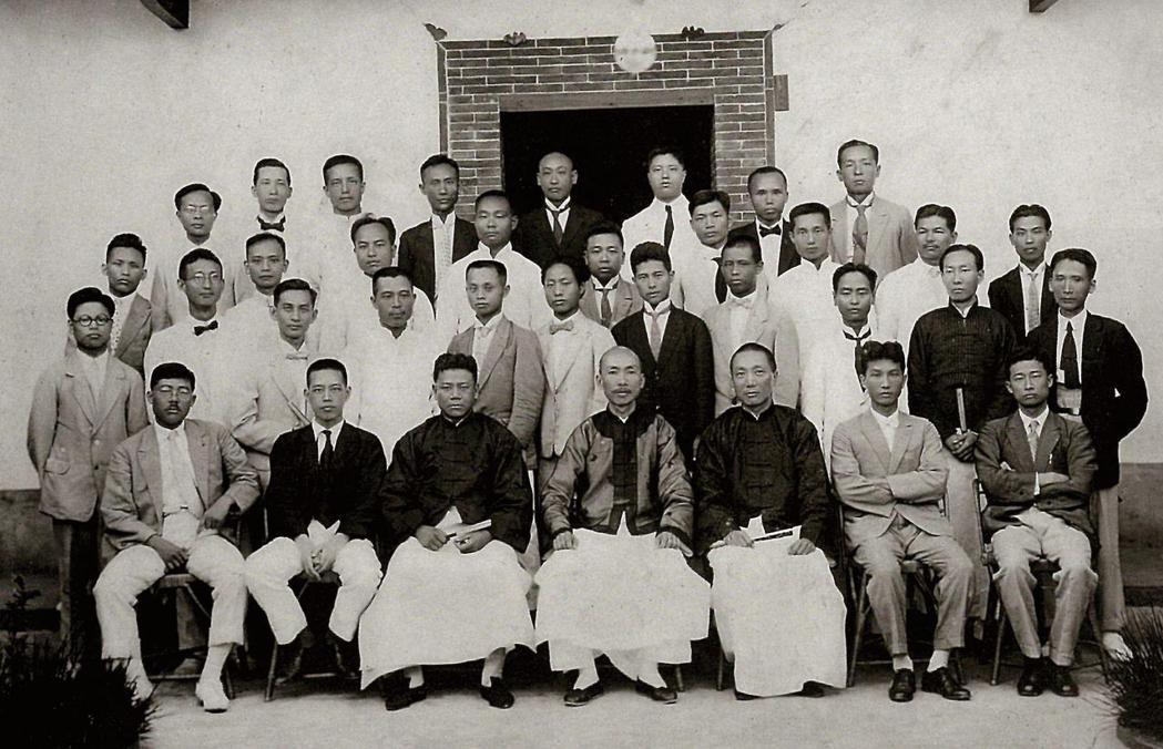 1925年「台灣文化協會講演團」於新竹合影。 圖／文化部國家文化記憶庫