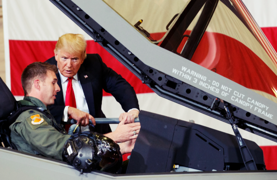 圖為2018年，時任美國總統川普與在亞利桑那州與F-35飛行員交談。 圖／美聯社...