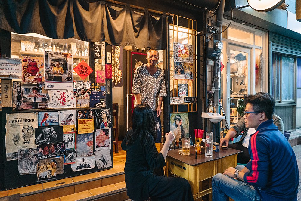 老闆阿龍本身是個搖滾樂迷，小店以日本搖滾大師忌野清志郎命名，門口也貼滿搖滾樂海報...