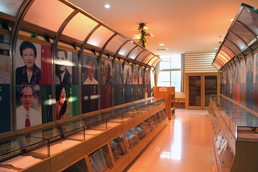 高雄文學館為圖書館與藝文展演的複合空間，館內展示高雄作家的介紹和著作，並舉辦各種...