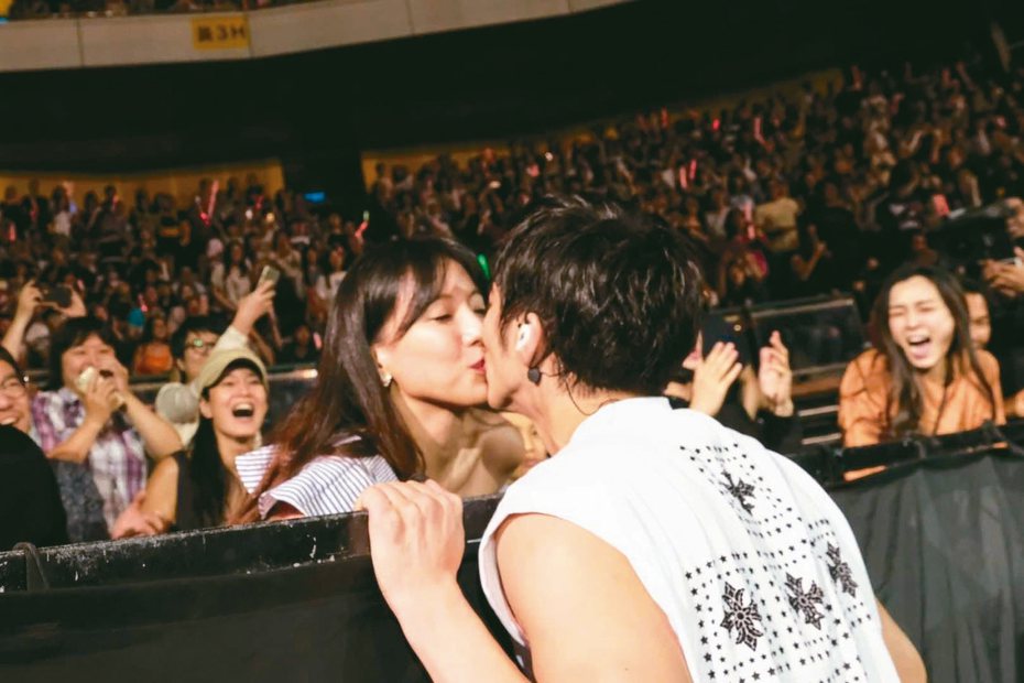 王力宏2019年在台北小巨蛋演唱會上親吻愛妻李靚蕾。 圖／宏聲音樂提供