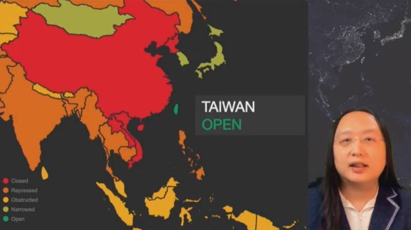外媒報導，民主峰會上，我國政務委員唐鳳簡報中的一張圖片將台灣與中國標示不一樣顏色，導致發言畫面被卡，只剩聲音。圖／截自美國民主峰會影片