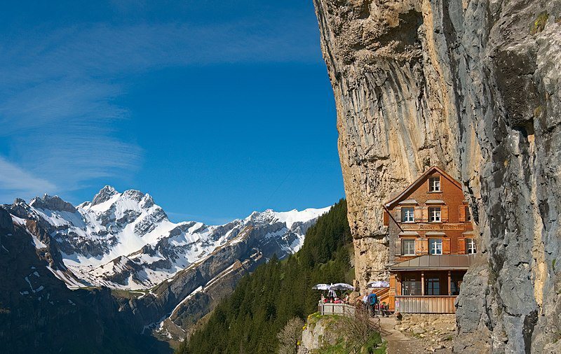 非常有名的Aescher山壁旅館 / 來源：  wikimedia