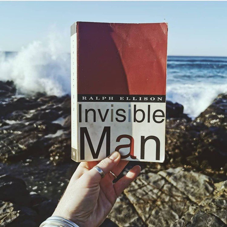 拉爾夫‧艾理森最著名的作品是在1952年獲獎的小說《看不見的人》（Invisib...