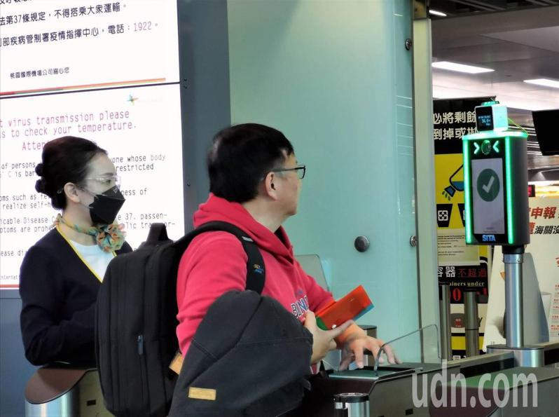 搭機出境靠「刷臉」 桃園機場自15日起試辦「One ID臉部辨識系統」，圖為旅客在進入管制區的儀器前讓儀器掃描並確認臉部特徵，確認無誤後閘門就會開啟。（桃園機場公司提供）