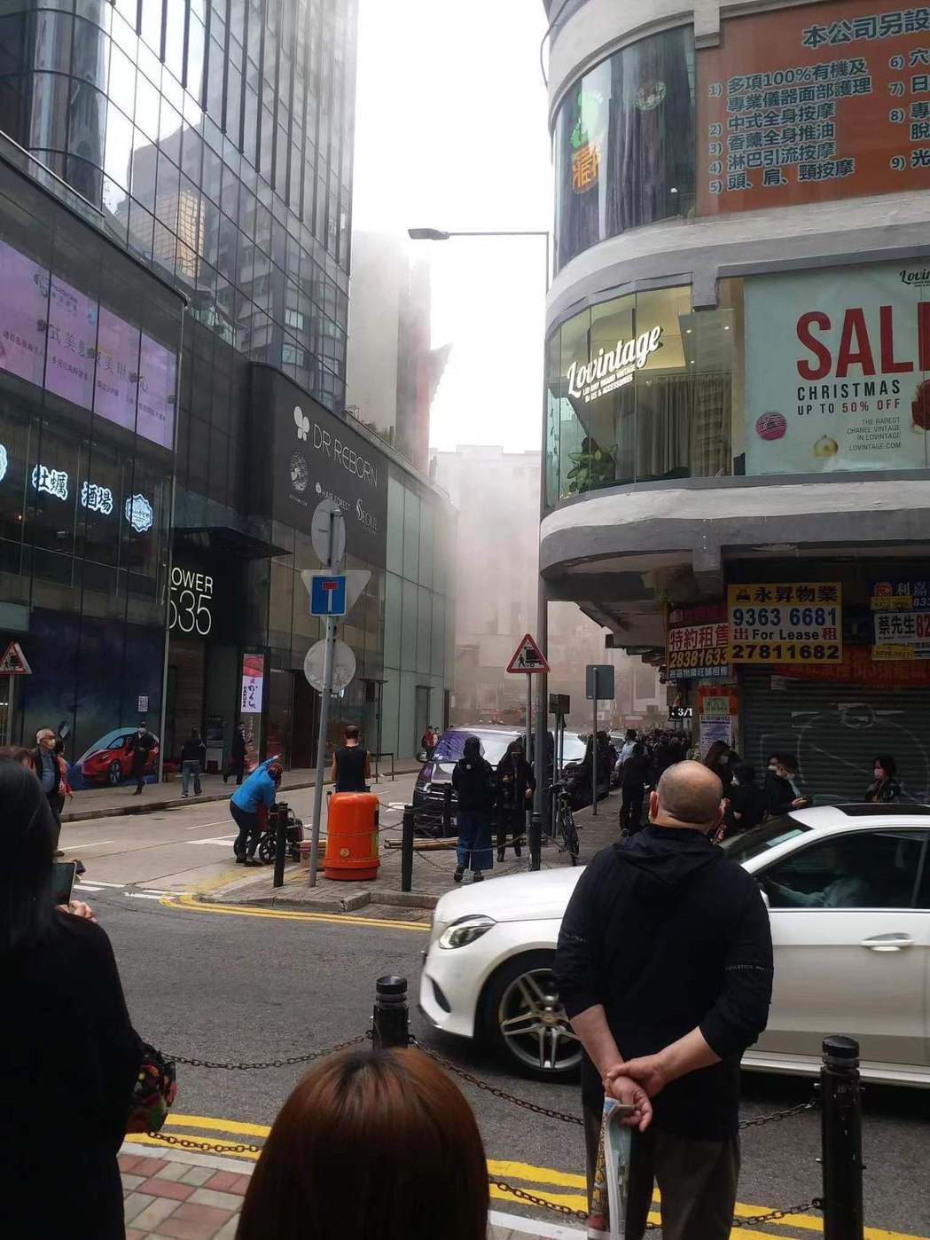 香港銅鑼灣世貿中心15日中午傳出火警，一度有部分民眾受困於大樓6樓平台等待救援。...