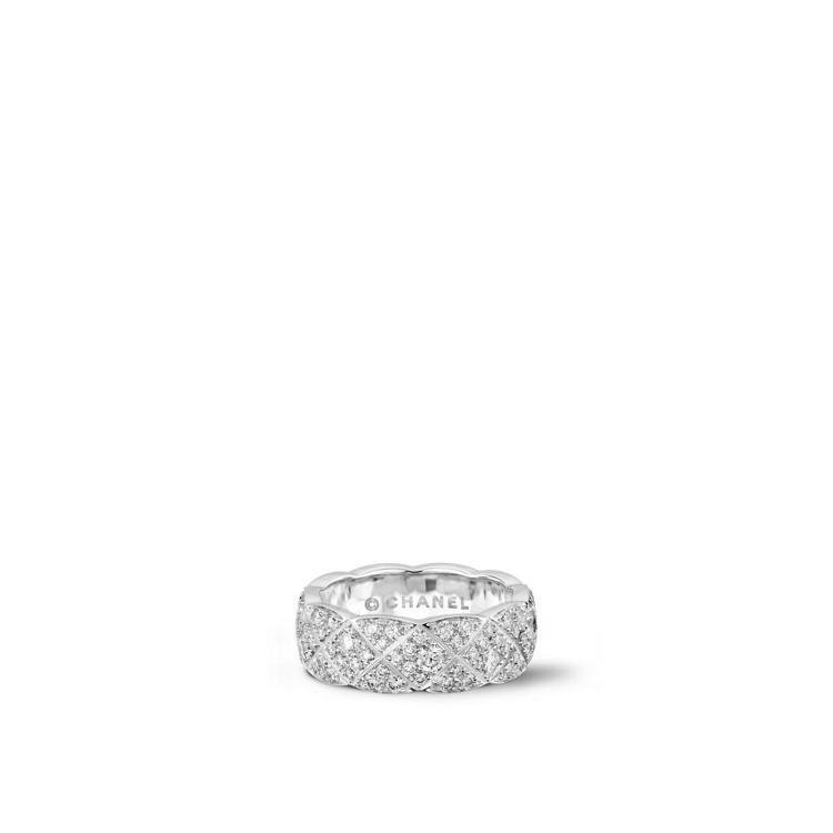 COCO CRUSH戒指小型款，18K白金雪花式鑲嵌鑽石，42萬3,000元。圖／香奈兒提供
