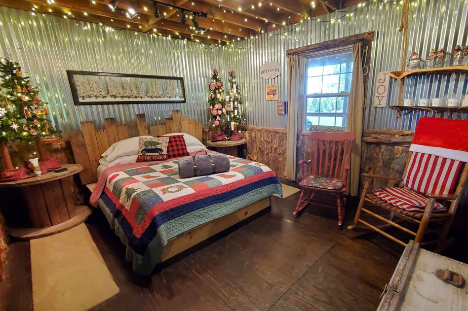 聖誕小屋使用應景裝飾佈置，在這裡天天都是聖誕節。圖／Airbnb提供