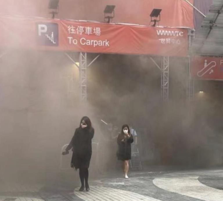 香港世貿中心15日驚傳發生3級火災。圖／截自推特