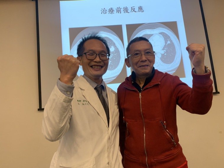 黃姓男子（右）今天感謝醫師涂智彥（左）治療，並且分享抗癌心路歷程，他相信醫師，把...