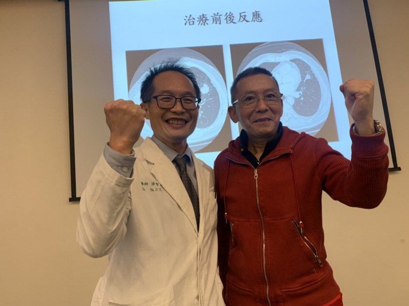 黃姓男子（右）今天感謝醫師涂智彥（左）治療，並且分享抗癌心路歷程，他相信醫師，把身體交給醫師、心交給菩薩，他還發大願，趕走負能量，積極抗癌。記者趙容萱／攝影