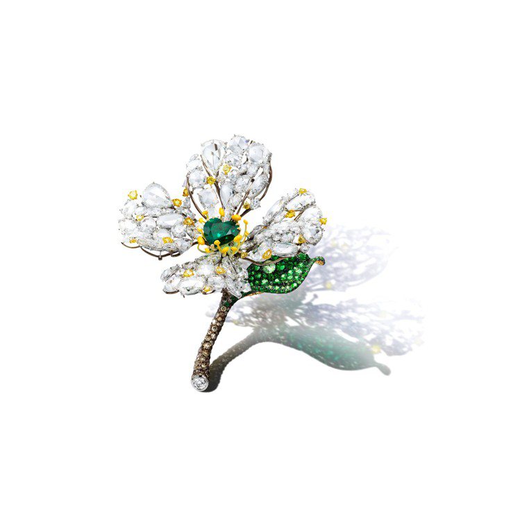 CINDY CHAO The Art Jewel 15周年花園系列祖母綠山荷花胸針，採用大量的玫瑰式切割鑽石展現山荷花遇水後透明的特質。圖／CINDY CHAO The Art Jewel提供