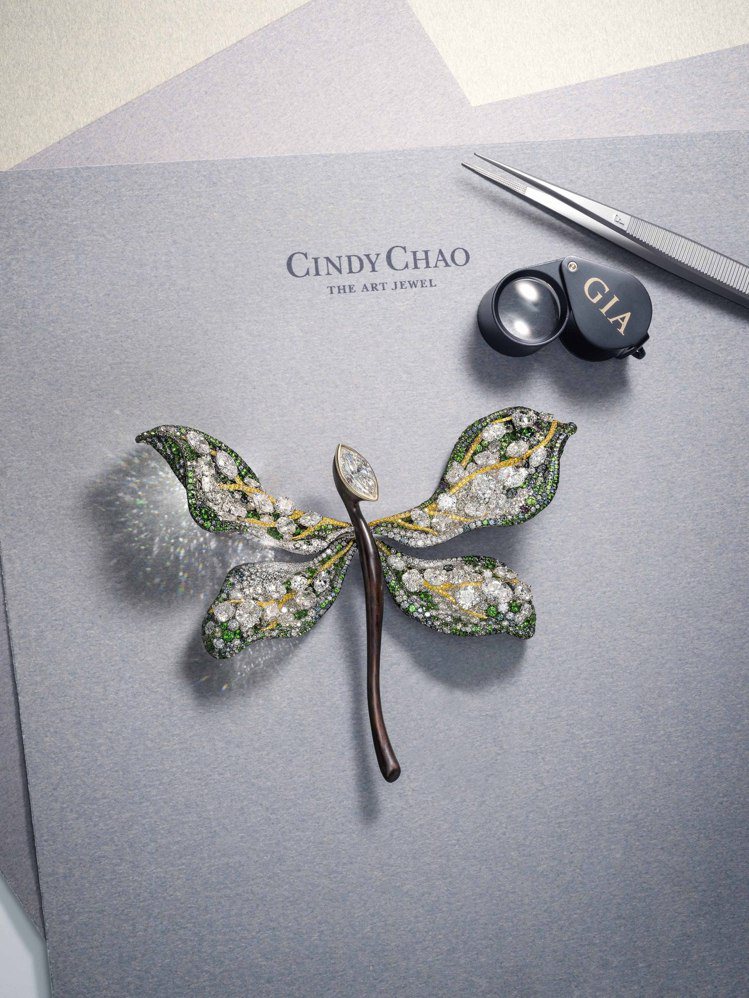 CINDY CHAO The Art Jewel 15周年蜻蜓系列蜻蜓胸針師法自然的新藝術時期 (Art Nouveau) 風格。圖／CINDY CHAO The Art Jewel提供