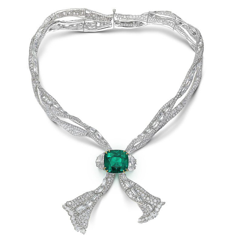 以一枚 14.37 克拉的哥倫比亞祖母綠化固定絲巾的絲巾扣環的CINDY CHAO The Art Jewel 15周年緞帶系列祖母綠緞帶套鍊。圖／CINDY CHAO The Art Jewel提供