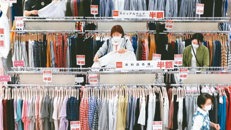 日本一些大型成衣製造商正把更多產能遷回日本國內。 （路透）