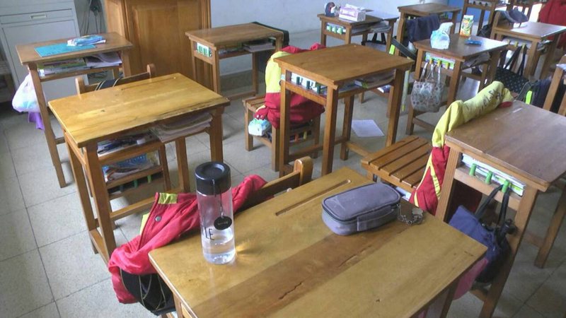 國小課桌椅兩側常見彩色圓柱，其真正用途與學生身高有關。 圖／聯合報系資料照