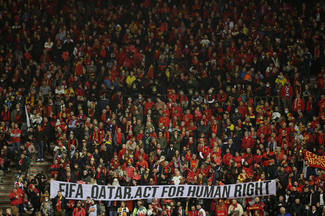 2021年11月13日，比利時球迷於賽場上高舉示威布條。 圖／路透社