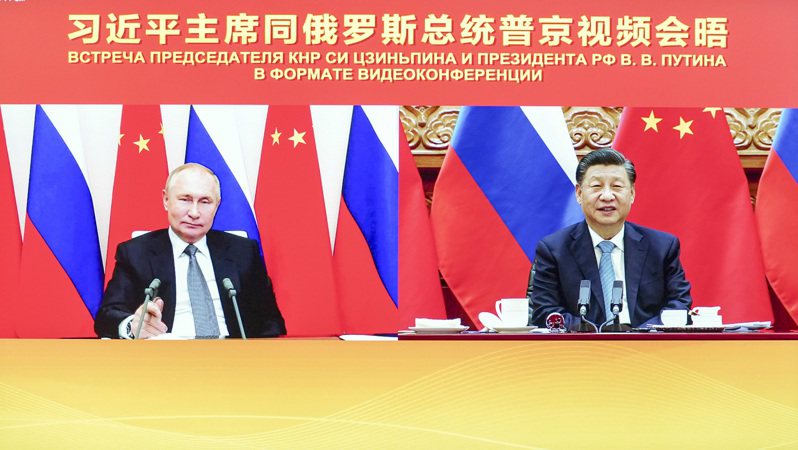 俄國總統普亭（左）15日在莫斯科與中國國家主席習近平（右）舉行視訊峰會，因應西方國家施壓。 新華社